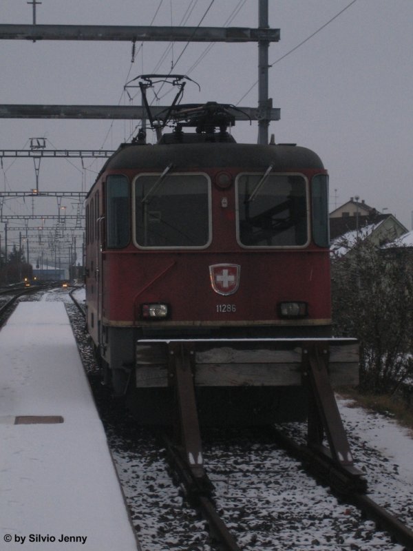 Re 4/4'' 11286 abgestellt in Frauenfeld am 27.12.07. Angesichts der kalten Temperaturen bleiben die Fahrzeuge eingeschaltet.