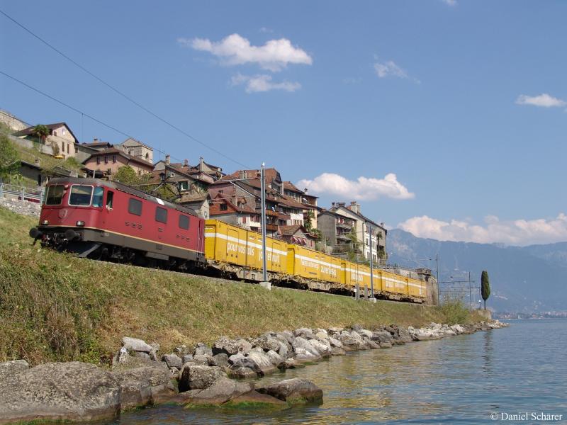 Re 4/4 11292 am 27.7.05 mit einem Postzug in St. Saphorin 