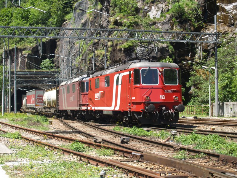 RE 4/4 113 und Re4/4 114 mit KLV Zug in Iselle in richtung Domodosolla am 12.6.2009