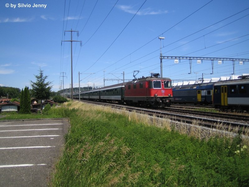 Re 4/4'' 11301 mit berlangem Extrazug bei der UA Oberwinterthur. Anlsslich des Eidgenssischen Turnfestes in Frauenfeld wurde dieser 15Wagen Extrazug zusammengestellt. 