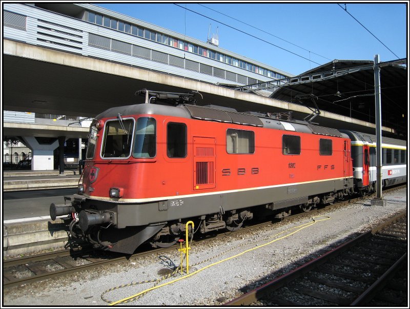 Re 4/4 11302 steht am 19.07.2007 im Bahnhof von Luzern.