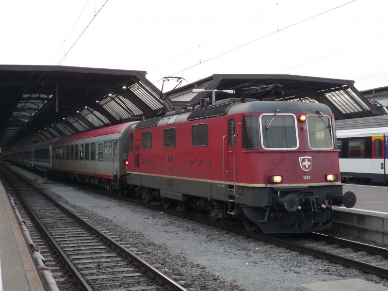 Re 4/4  11304 setzt sich an den eben angekommenen EN 464 aus Graz Hbf. Zrich HB, 29.12.08
