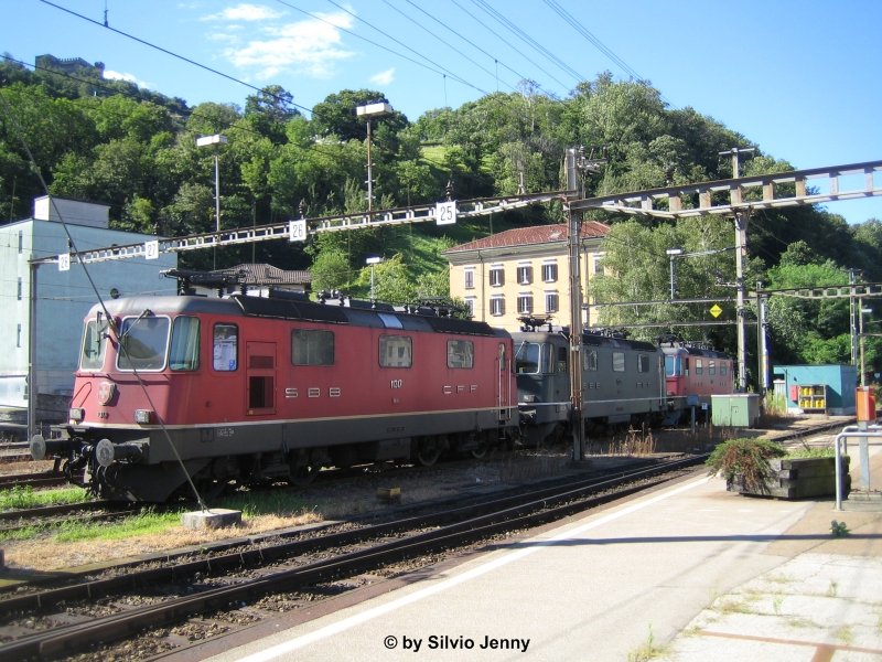 Re 4/4'' 11317, 11346 und 11254 abgestellt in Bellinzona am 3.8.07