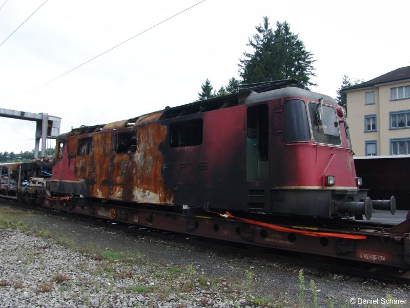 Re 4/4 11323 wurde am 17.8.05 auf einen Tieflader geladen und wartet jetzt auf den Abtransport zum Schrottplatz (Arth-Goldau, 20.8.05)


