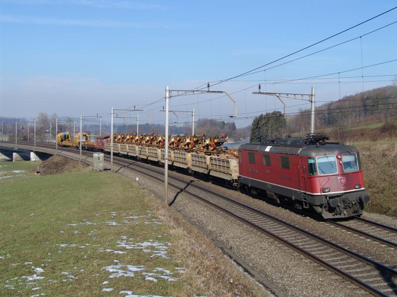 Re 4/4 11355 am 8.2.05 mit einem Schotterzug kurz nach der Reussbrcke zwischen Oberrti und Rotkreuz