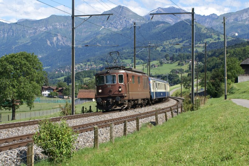 Re 4/4 163 fhrt am 20.7.09 mit einem Regionalzug von Interlaken her kommend ihrem Ziel Spiez entgegen.