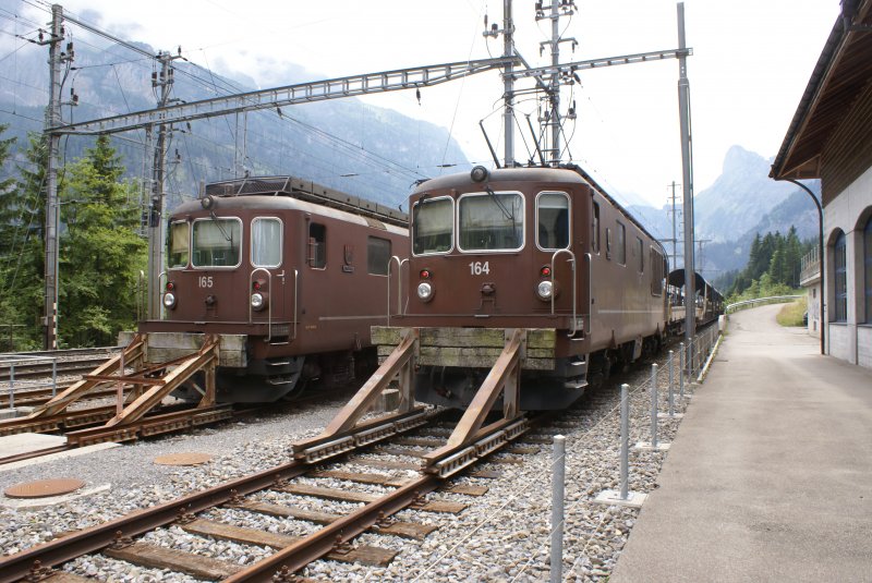 Re 4/4 164 und Re 4/4 165 stehen am 27.7.08 abgestellt in Kandersteg.