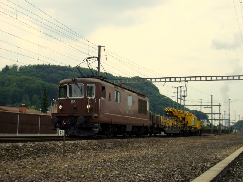 Re 4/4 165 mit Bauzug nach Samstagern am 19.07.2007 kurz vor Aarau.