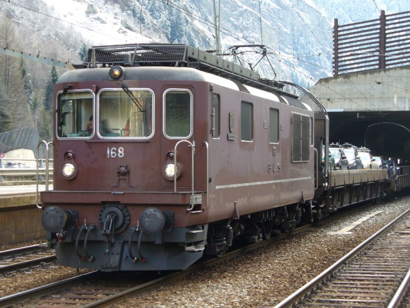 Re 4/4 168 vor einen Ltschberg Autozug im Bahnhof von Goppenstein am 10.03.2007