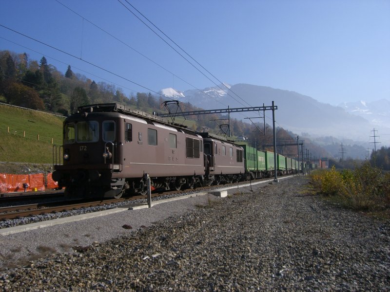 Re 4/4 172 und eine Schwester bei der talfahrt auf der Ltschberg-Nordrampe mit einem Hanggartnerzug kurz vor der Station heustrich-Emdthal am 03.11.2007.