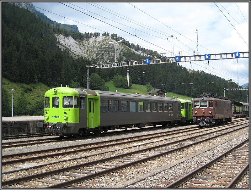 Re 4/4 173 sowie Steuerwagen fr die Autozge stehen am 27.07.2008 im Bahnhof von Kandersteg bereit. 