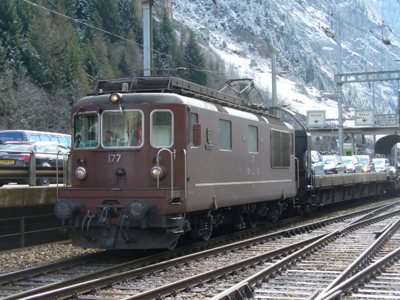Re 4/4 177 vor einen Ltschberg Autozug im Bahnhof von Goppenstein am 10.03.2007