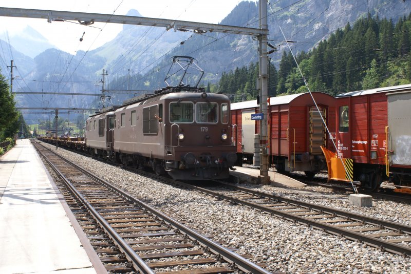 Re 4/4 179 und Re 4/4 181 durchfahren am 27.7.08 den Bahnhof Kandersteg.