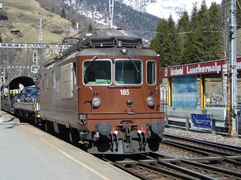 Re 4/4  185 mit Autozug in Goppenstein am 10.03.2007