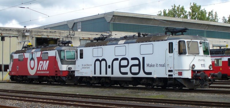 Re 4/4 436 112-7 + Re 4/4  436 115-0 vor dem Depot der RM/ bls in Oberburg am 07.10.2006