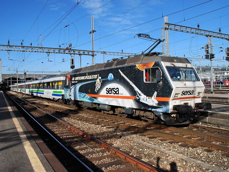 Re 4/4 456 093-4. Der Voralpen-Express mit Lokfhrer Hauser verlt den Bahnhof Luzern bei schnstem Wetter in Richtung Romanshorn am 26.10.2006