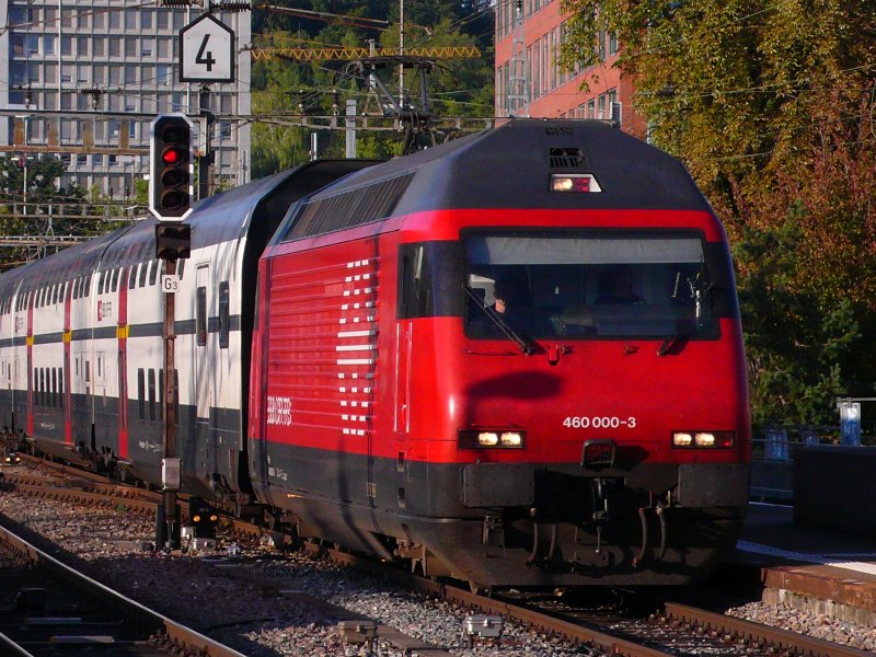 Re 4/4 460 000-3 bei der Einfahrt mit Abendsonne in Bhf Winterthur
am 29.08.09.