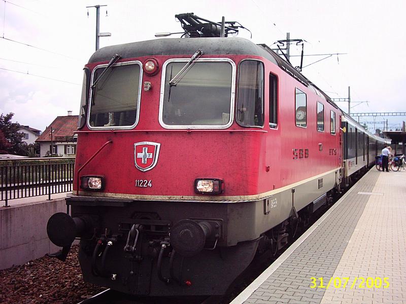 Re 4/4 am 31.7.2005 mit RE  Rheintal Express  in Heerbrugg.