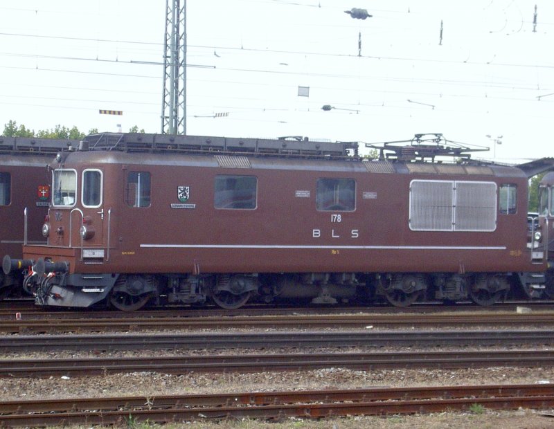 RE 4/4 (BLS) in Basel Bad Bhf in september 2007.