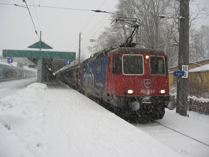 Re 4/4 fhrt im dichten Schneetreiben am 27.01.2007 am Bregenzer Bahnhof mit einem EC ein.