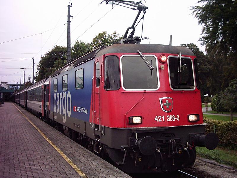 Re 4/4 fuhr soeben mit einem EC von Zrich nach Mnchen in Bregenz ein. (1.10.2005)