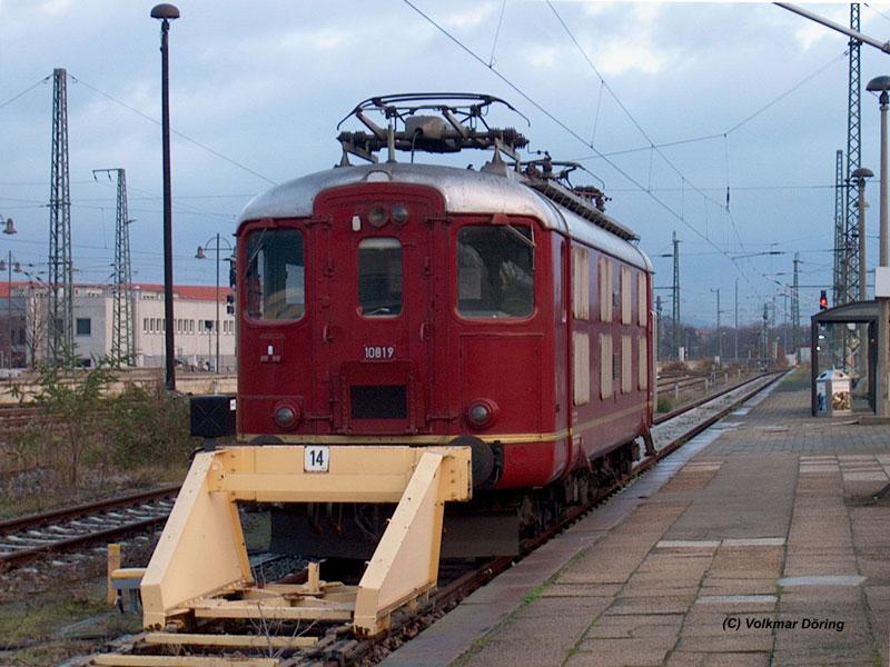 Re 4/4 I 10019 wartet vor Dresden-Hbf. auf die Rckfahrt mit dem EK-Sonderzug nach Hamburg, 27.11.2004

