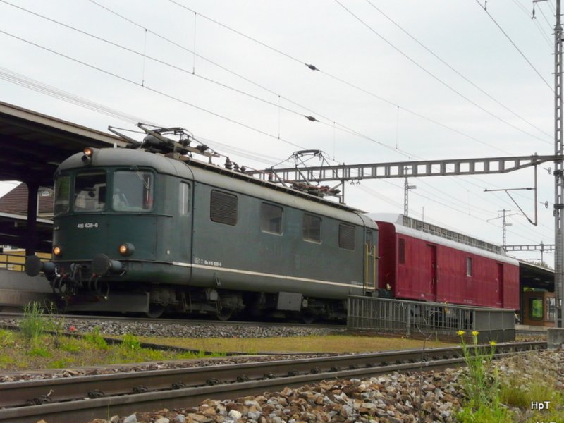 Re 4/4 I  416 628-6 mit Historischem Gepckwagen D 56 85 99-43 401-2 im Bahnhof von Muttenz am 11.05.2009