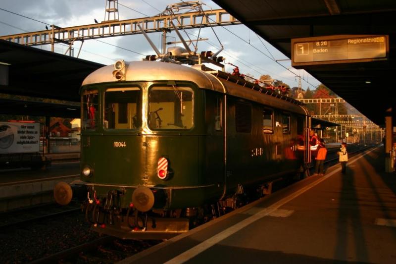 Re 4/4 I im Bahnhof Turgi in der herbstlichen Morgensonne