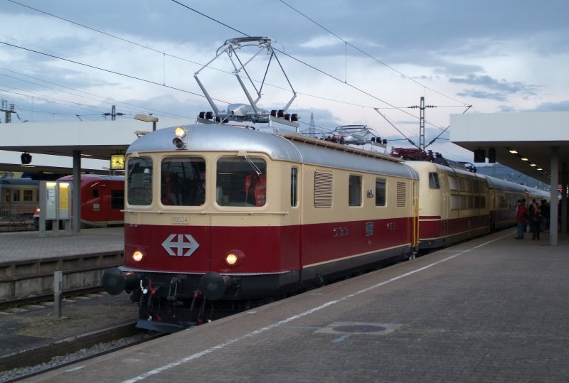 RE 4/4 I frisch restauriert in TEE farben im Basel Bad. Bahnhof mit 103 im schleptau.
18.04.2009