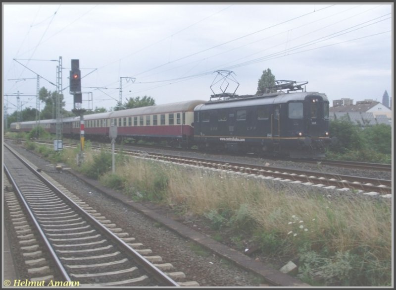 Re 4/4 I Nummer 10008 der Centralbahn begegnete mir am 11.07.2008 berraschend mit einem Sonderzug, am Bahnhof Frankfurt am Main-Niederrad in Fahrtrichtung Frankfurt am Main-Sd.