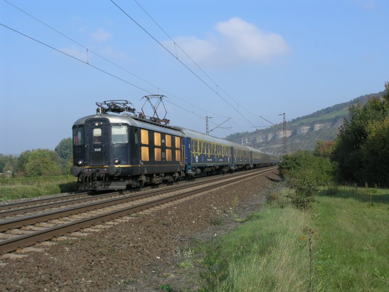 Re 4/4 I Nummer 10008 zieht ein Sonderzug nach Mnchen zum Oktoberfest durchs Maintal.27.09.08
