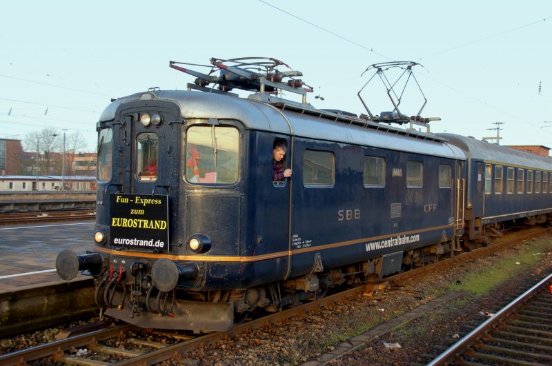 Re 4/4 I (Re 410) Lok Nr. 10008 am 28.01.2008 in Rheine im nrdlichen Mnsterland mit einem Sonderzug als Fun-Express zum Eurostrand. Die Lok (Baujahr 1946) der Centralbahn AG zog an diesem Tag den Sauf-Zug mit den alten deutschen 1. Klasse Personenwagen in Richtung Mosel. Eingereiht war auch noch ein goldmetallic lackierter Wagen mit der Aufschrift  Club-Express .