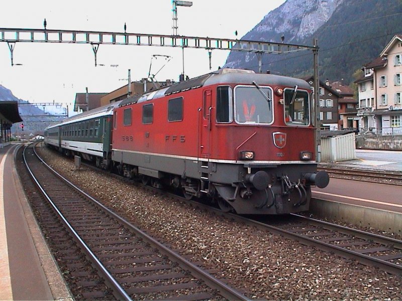Re 4/4 II 11107 et IR Erstfeld 05 octobre 2002