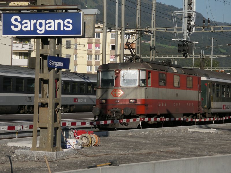 Re 4/4 II 11109 im ehemaligen Swiss Express Look mit IC169 von Zrich nach Buchs SG, hier beim Halt in Sargans am 12.09.2006.