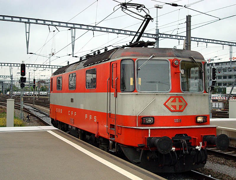 Re 4/4 II 11109 Swiss-Express fhrt gleich weg Richtung Depot. Zrich HB, 10. Mai 2009, 17:14