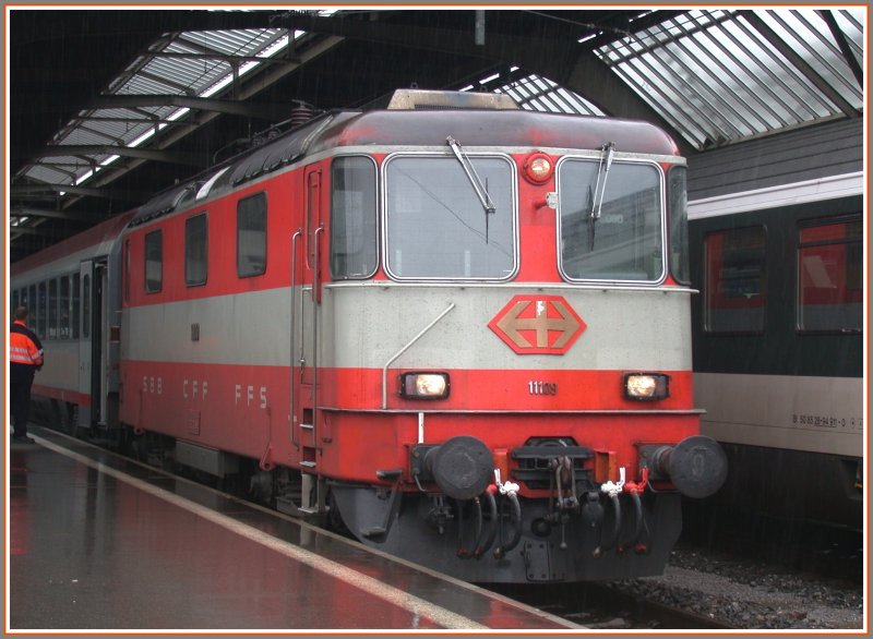 Re 4/4 II 11109 vor EC nach Buchs -Salzburg in Zrich HB. (29.05.2007)