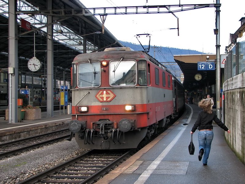 Re 4/4 II 11109. Warum denn so rennen, Mdel? Der EC 119 nach Milano Centrale fhrt doch erst in 4 Minuten von Gleis 12 ab. Die Fahrt von Olten (Kanton Solothurn) nach Milano dauert 5 Stunden. Bhf. Olten am 7.1.2007