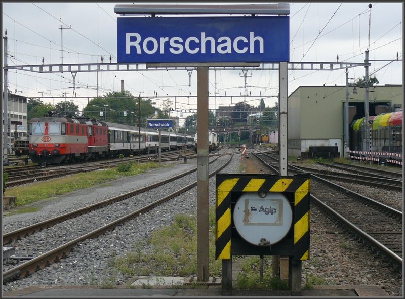 Re 4/4 II 11109 und eine weitere Re 4/4 abgestellt in Rorschach. (16.08.2008)