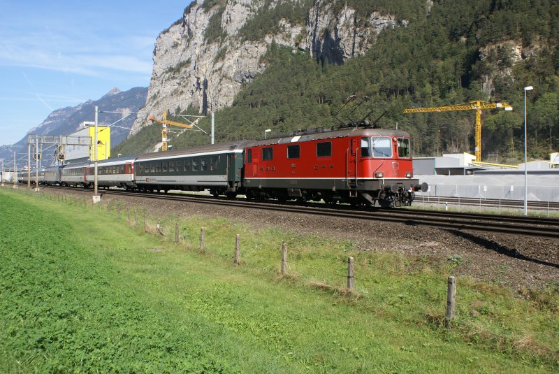 Re 4/4 II 11112, eine der ltesten Re 4/4 II, die noch im Einsatz ist, nhert sich am 7.10.09 mit einem fr den Gotthard typischen Interregio Erstfeld.