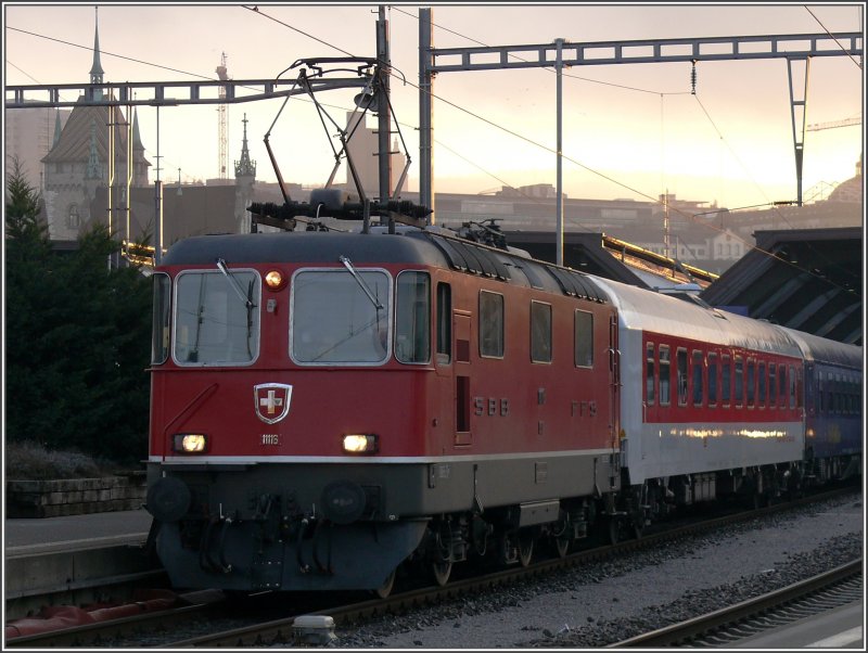 Re 4/4 II 11116 bringt den eingefahrenen CNL (in wieder mal gemischter Bemalung) in die Abstellanlage Herdern bei Zrich Altstetten. (15.01.2008)