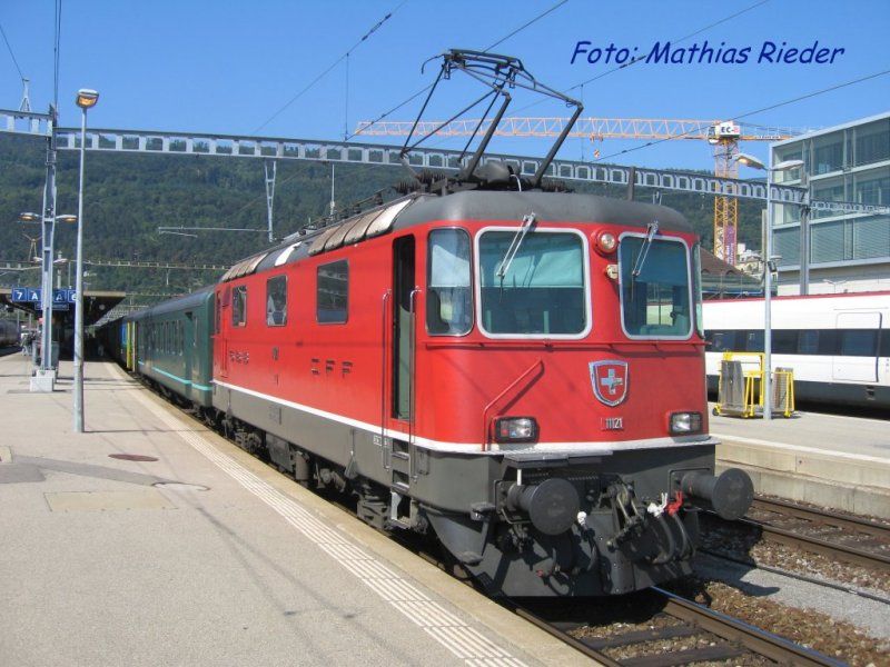 Re 4/4 II 11121 in Biel vor dem IR nach Bern am 20.09.08