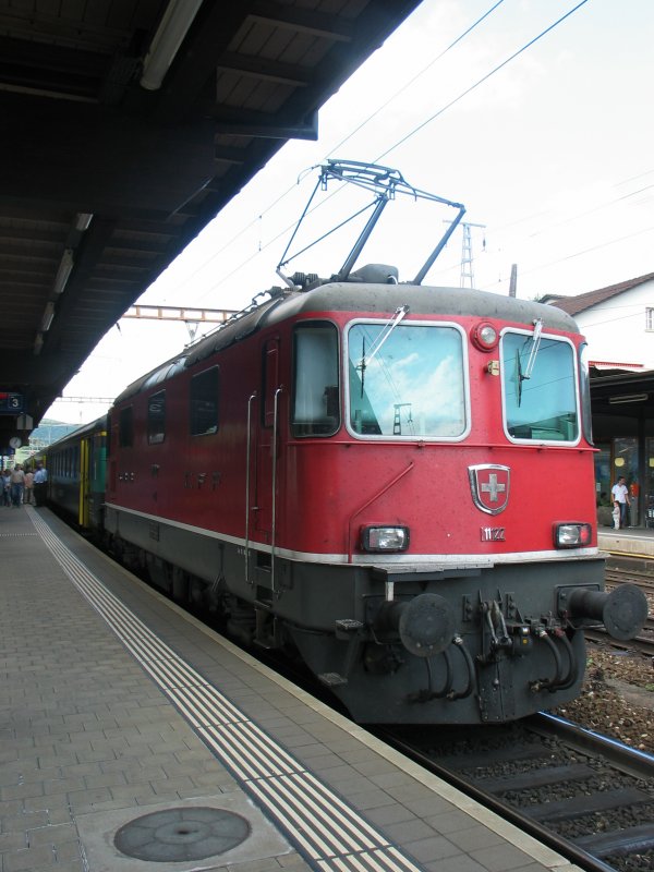Re 4/4 II  11122 Baujahr 1966 im Bhf. Liestal.Sie schiebt den IR Zofingen-Basel.