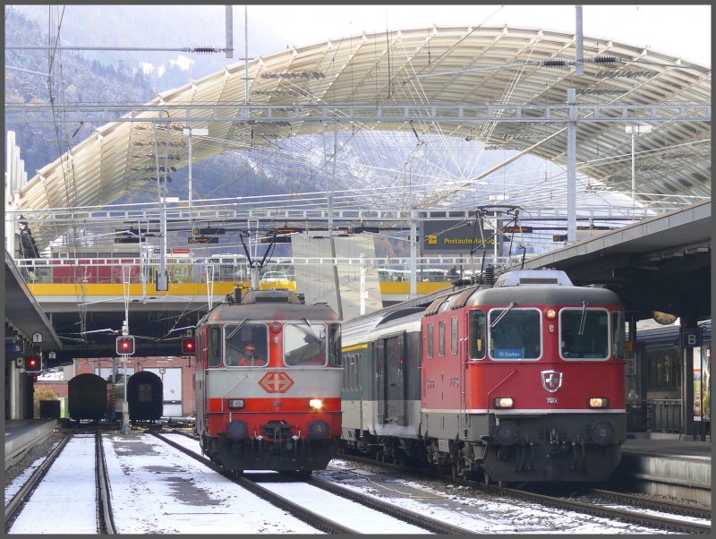 Re 4/4 II 11122 bespannt den Rheintal Express nach St.Gallen, whrenddem Re 4/4 II 11109 ans andere Zugsende des eingefahrenen EC wechselt. Die Swiss Express Wagen verkehren schon lange in den BLS Farben, nur die Loks haben noch das alte Farbschema behalten. Chur (12.11.2007)