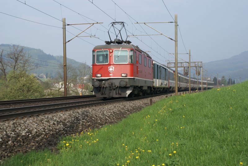 Re 4/4 II 11122 fhrt mit einem Interregio am 21.4.09 von Gelterkinden Richtung Tecknau.