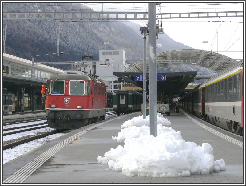 Re 4/4 II 11122 bernimmt den Rheintalexpress nach St.Gallen, hier beim Umsetzen in Chur. Die Reste der samstglichen Schneeflle sind noch zu sehen. (12.11.2007)