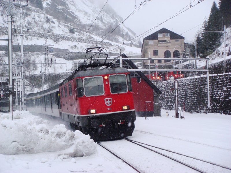 Re 4/4 II 11127 fhrt am 12.11.2007 mit IR nach Luzern in Gschenen ein.Rechts sind noch zwei Deh 4/4 der MGB zu sehen