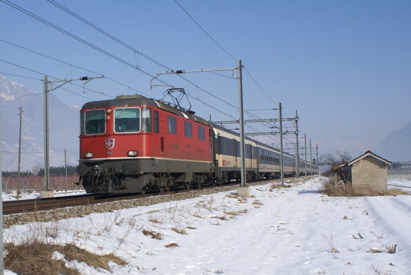 Re 4/4 II 11135 am 31.1.09 mit dem IR 1422 auf dem Weg von Brig nach Genve Aroport. Das Bild entstand zwischen Saxon und Charrat-Fully.