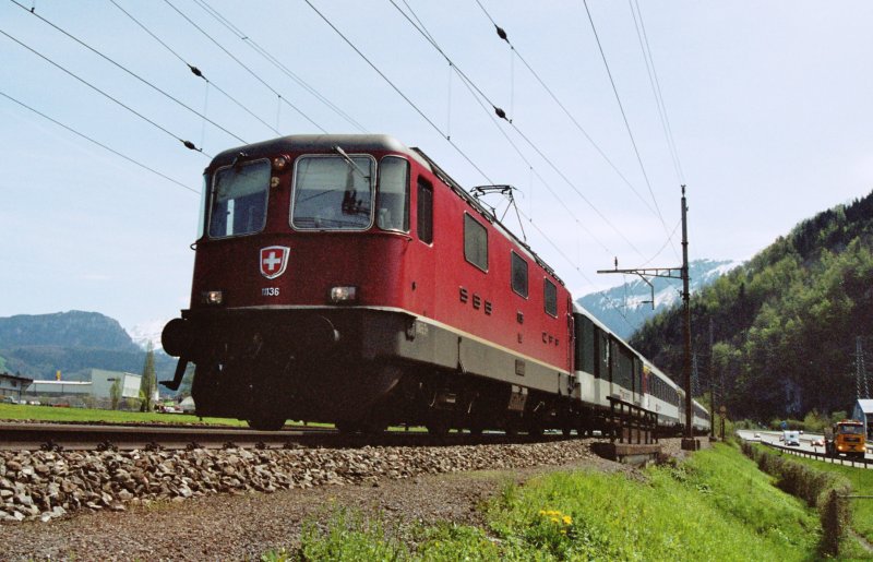 Re 4/4 II 11136 bei Schwyz im Sommer 2006.