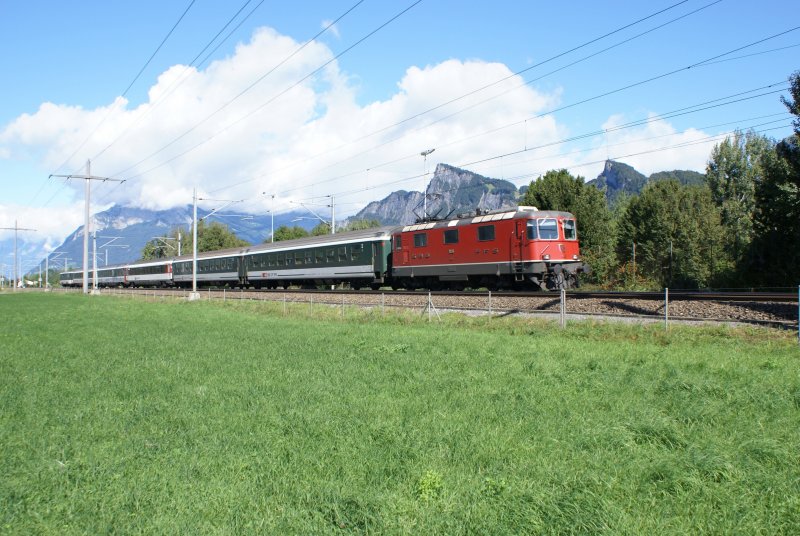 Re 4/4 II 11136 nhert sich am 5.9.09 mit dem RE 3811 St.Gallen - Chur Maienfeld. 