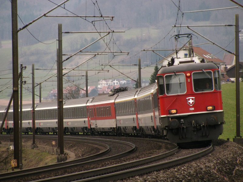 Re 4/4 II 11139 mit EC 101 nach Chur bei Gelterkinden am 14.03.2009